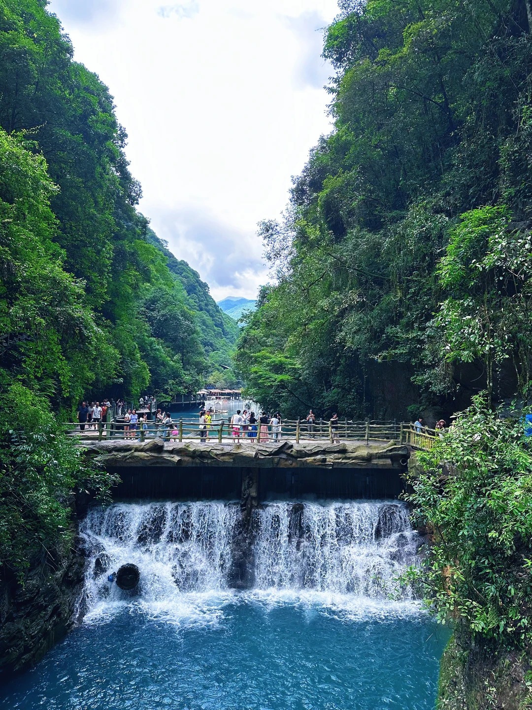 恩施屏山峡谷碧绿水面与峡谷峭壁