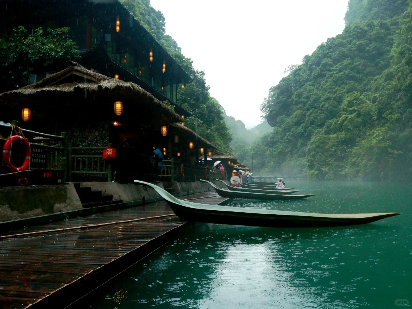 恩施屏山峡谷雨雾中游船穿行峡谷水面