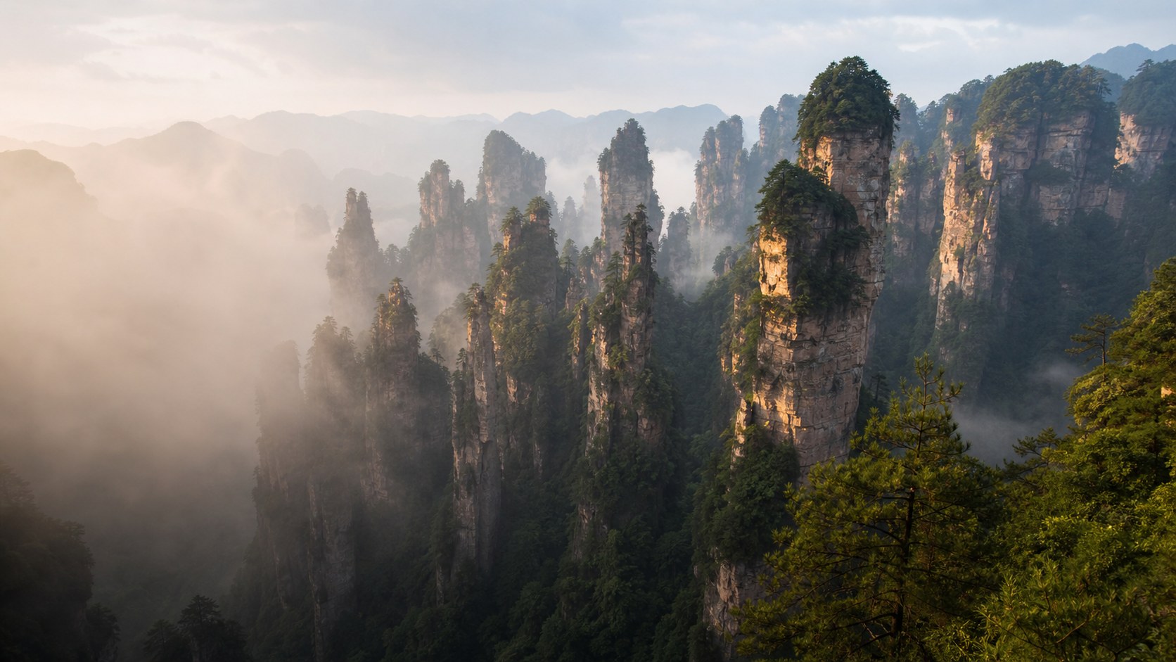 张家界云雾石柱山峰旅行主视觉